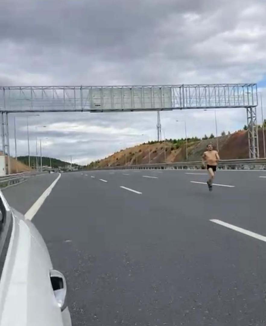 İstanbul'daki çıplak vatandaşların sonu gelmiyor! İpinden kopmuşcasına araçların arasından koştu!