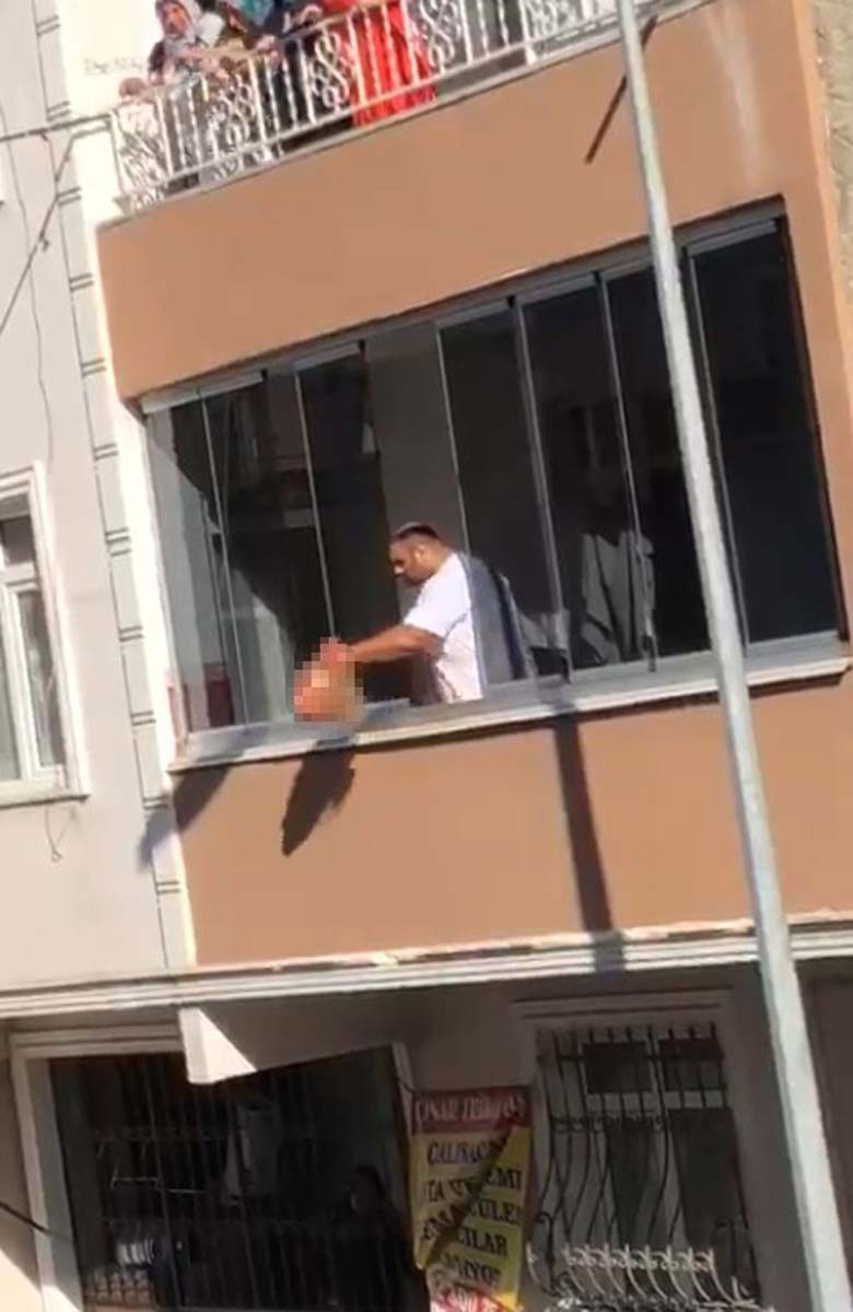 İstanbul Bağcılar'da korkunç olay! Annesinin başını kesip sokağa attı!