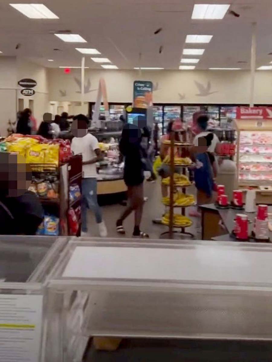 1-screenshot-2022-09-26-at-073352-2.jpgABD'yi karıştıran olay! Öfkeli gençler marketi dağıttı, rafları yağmaladı! Kaosta twerk yapan genç kız şaşkınlık yarattı