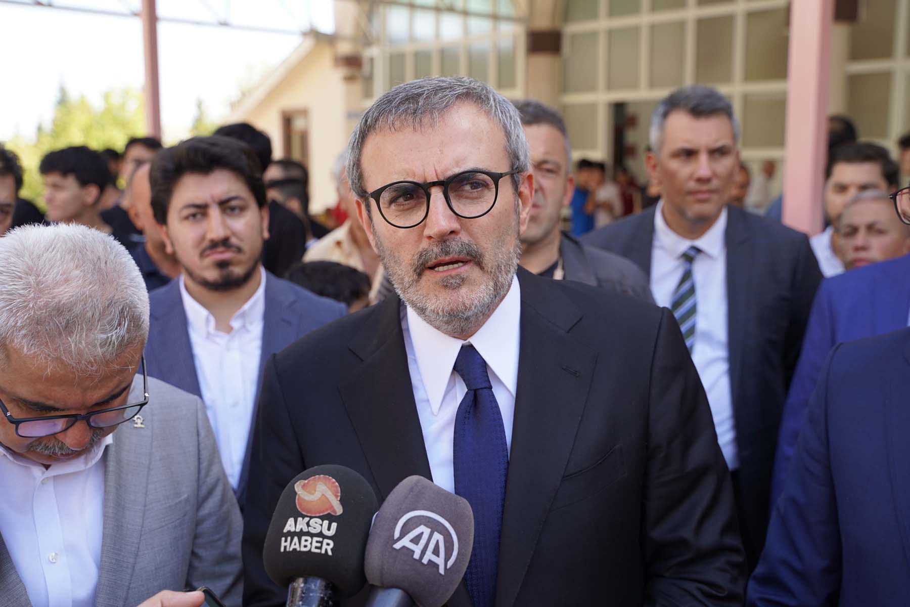 AK Partili Mahir Ünal'dan anket çıkışı: AK Parti'nin oyları artıyor, CHP ise o seviyede takılıp kaldı!