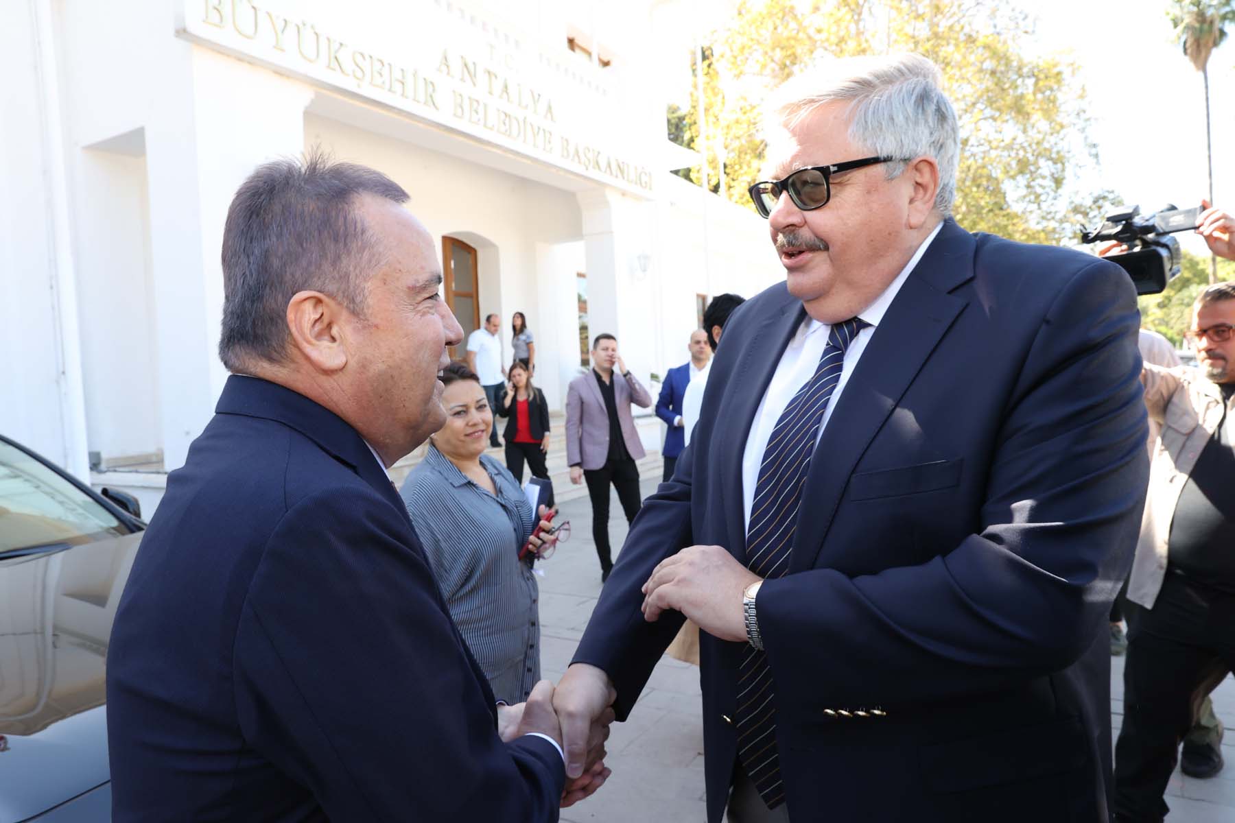 Başkan Böcek'ten Rus turist açıklaması: 2 milyonu geçti