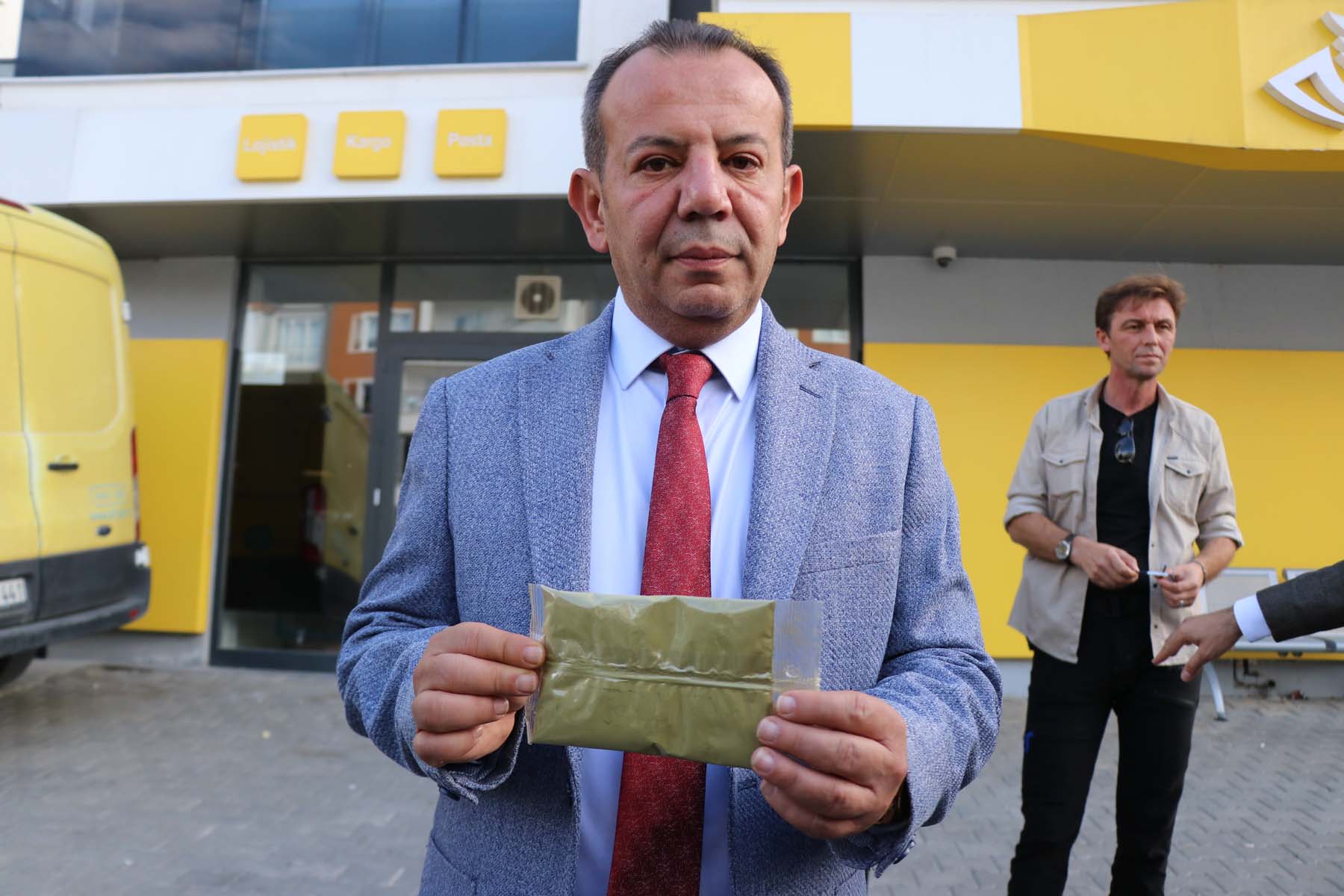 CHP'den çıkarılan Tanju Özcan, çileden çıktı! HDP Genel Merkezi'ne kına gönderdi 