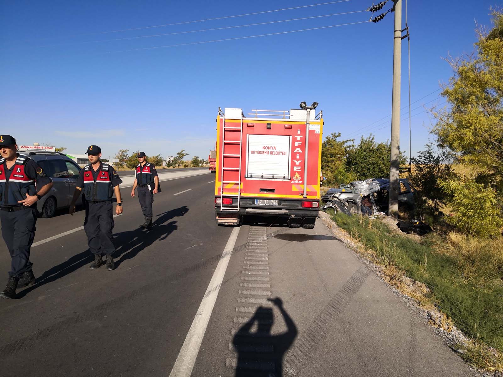 Konya - Aksaray kara yolunda feci kaza! Kontrolden çıkan araç direğe çarptı: Ölüler ve yaralılar var