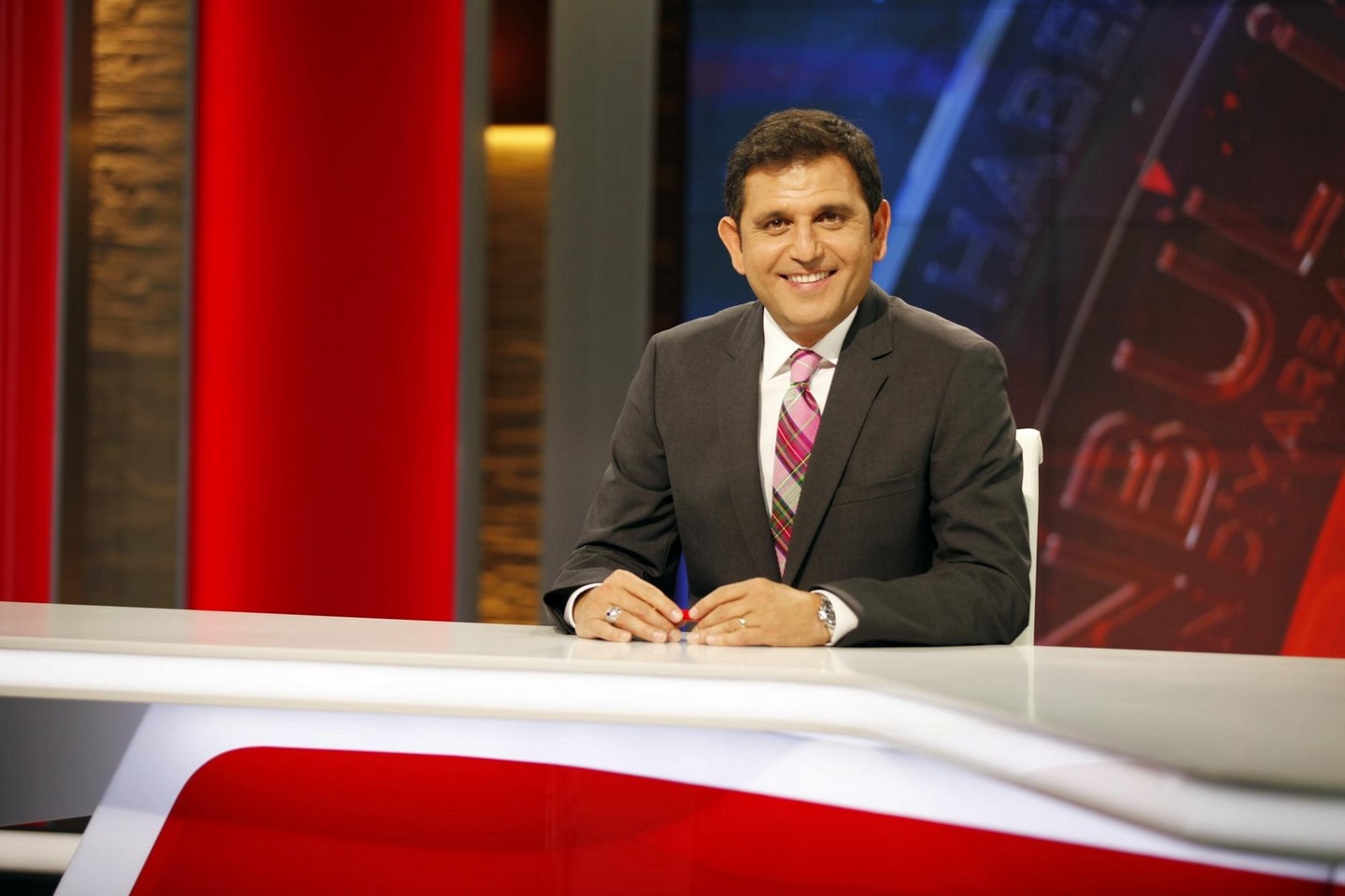 FOX TV ile yollarını ayıran Fatih Portakal'ın yeni adresini açıkladı! Fatih Portakal TV geliyor!