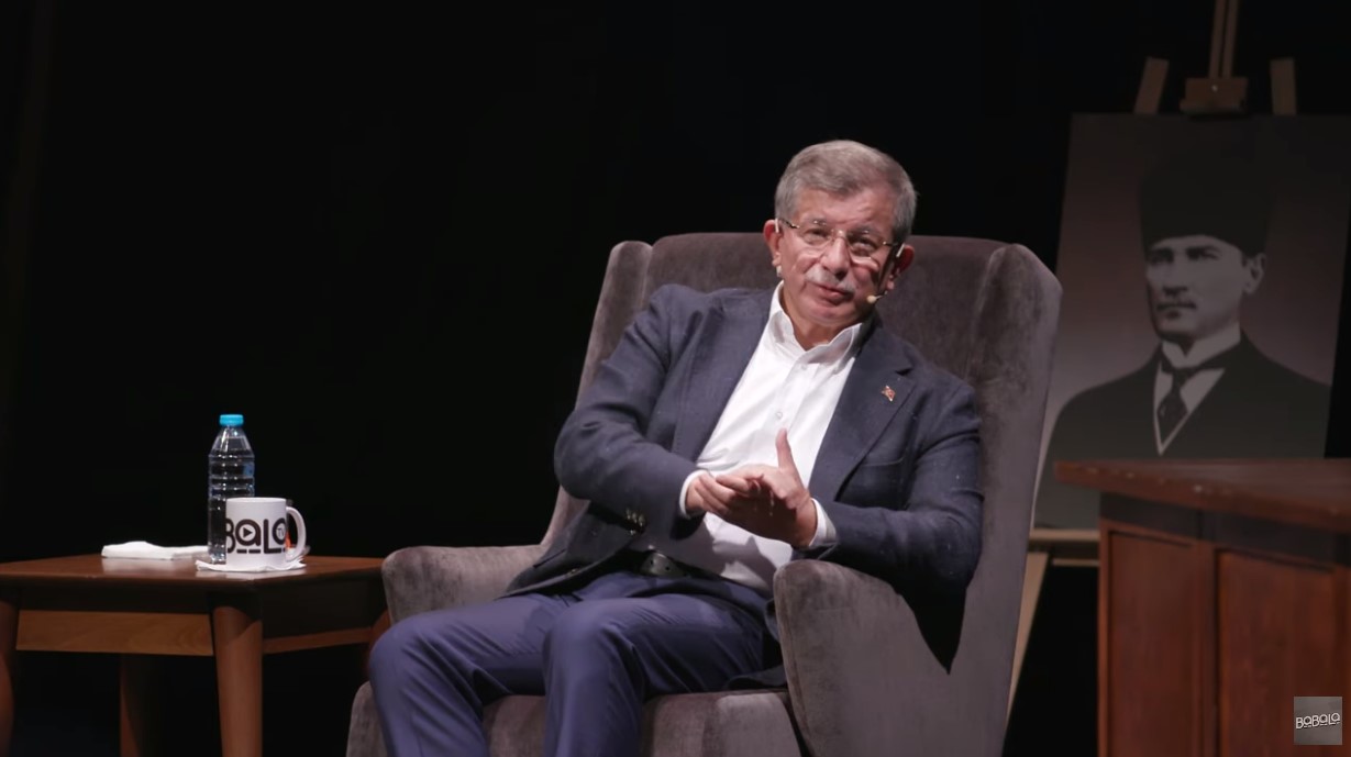 Mevzular Açık Mikrofon'da Ahmet Davutoğlu'ndan hadsizlik fırtınası!