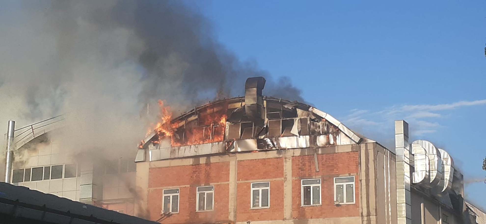 Dumanlar gökyüzünü kapladı! İstanbul Sultanbeyli'deki tencere fabrikasında yangın