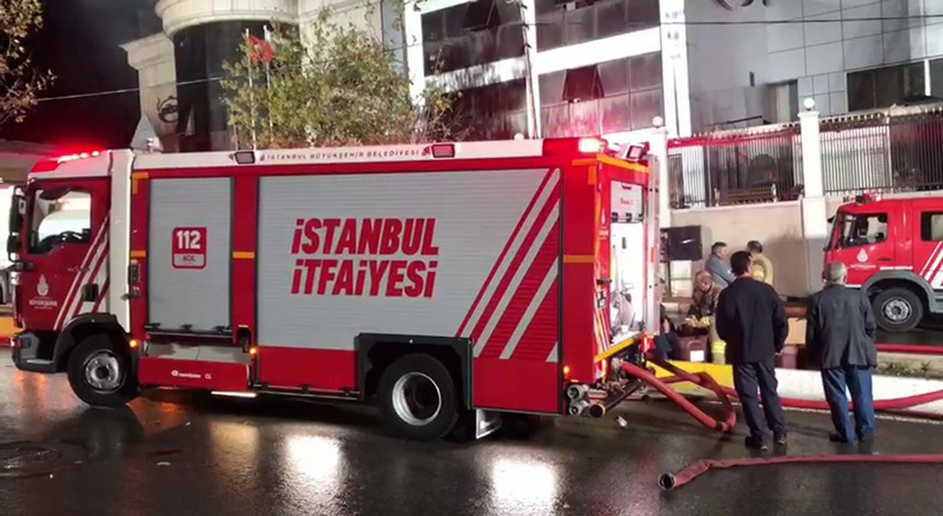 Sultanbeyli'de korkutan fabrika yangını! 13 saat sonra kontrol altına alındı!