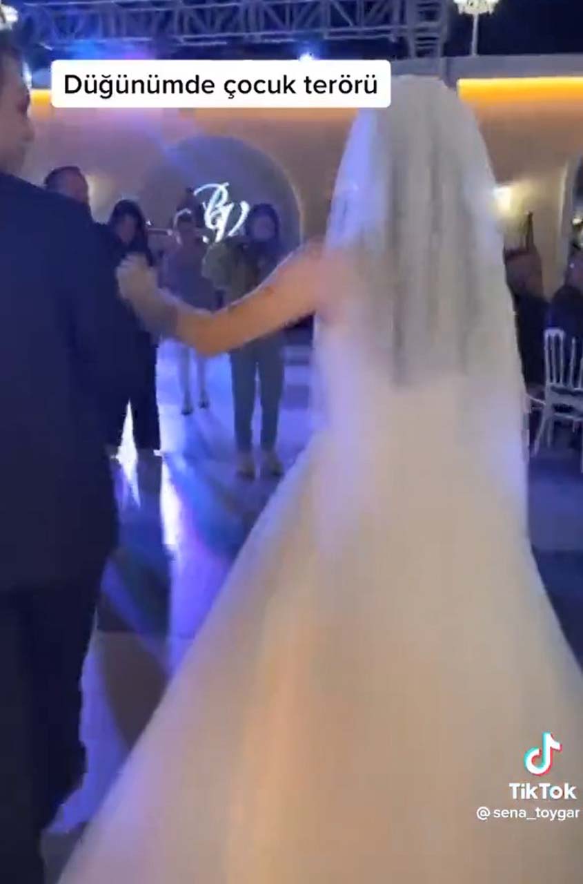 Milyonlarca kez izlendi! Gelini duvağından çekerek düşüren çocuk, sosyal medyayı salladı!