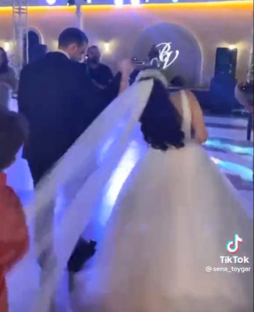 Milyonlarca kez izlendi! Gelini duvağından çekerek düşüren çocuk, sosyal medyayı salladı!