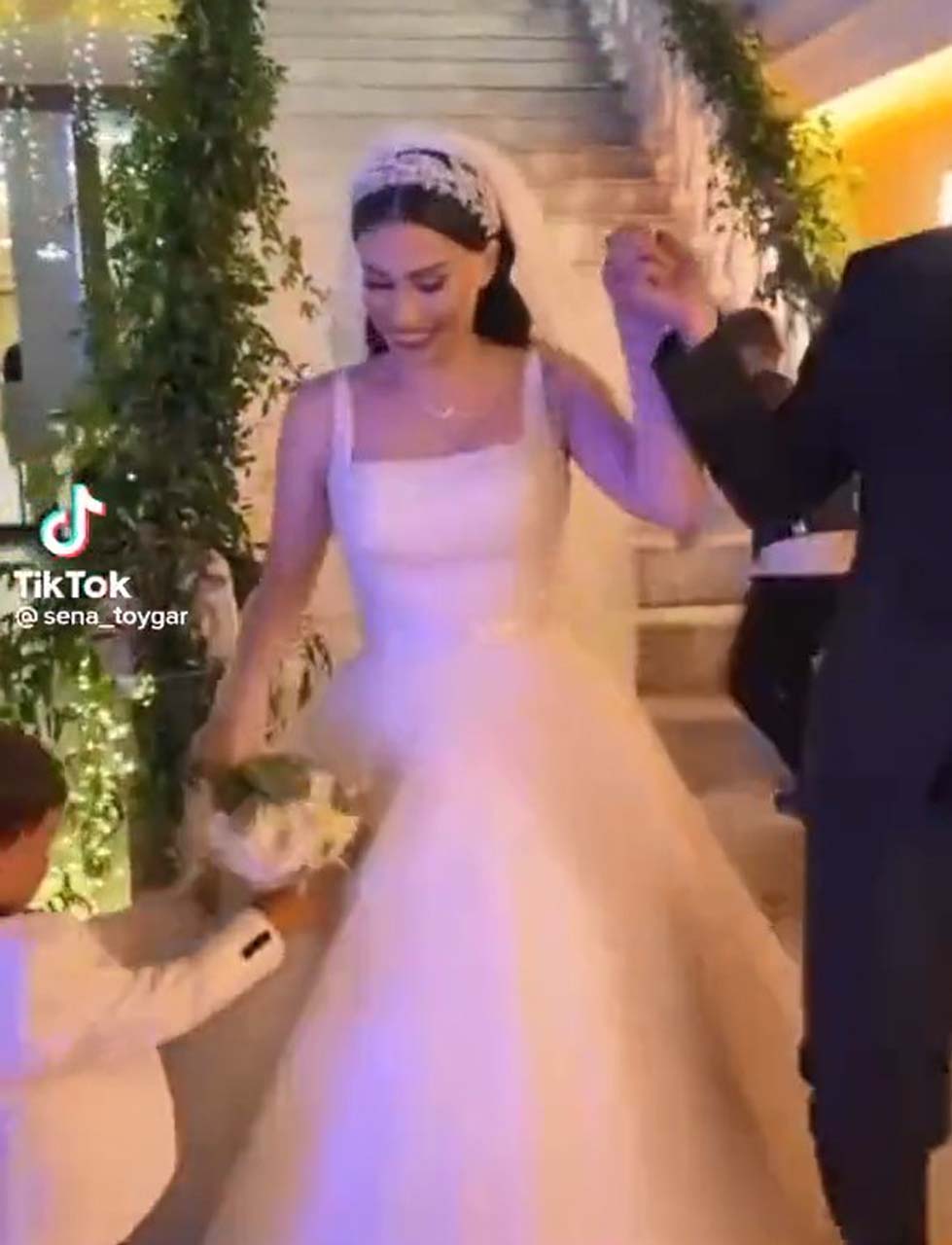 Milyonlarca kez izlendi! Gelini duvağından çekerek düşüren çocuk, sosyal medyayı salladı!