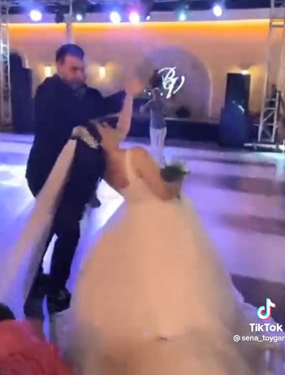 Milyonlarca kez izlendi! Gelini duvağından çekerek düşüren çocuk, sosyal medyayı salladı!