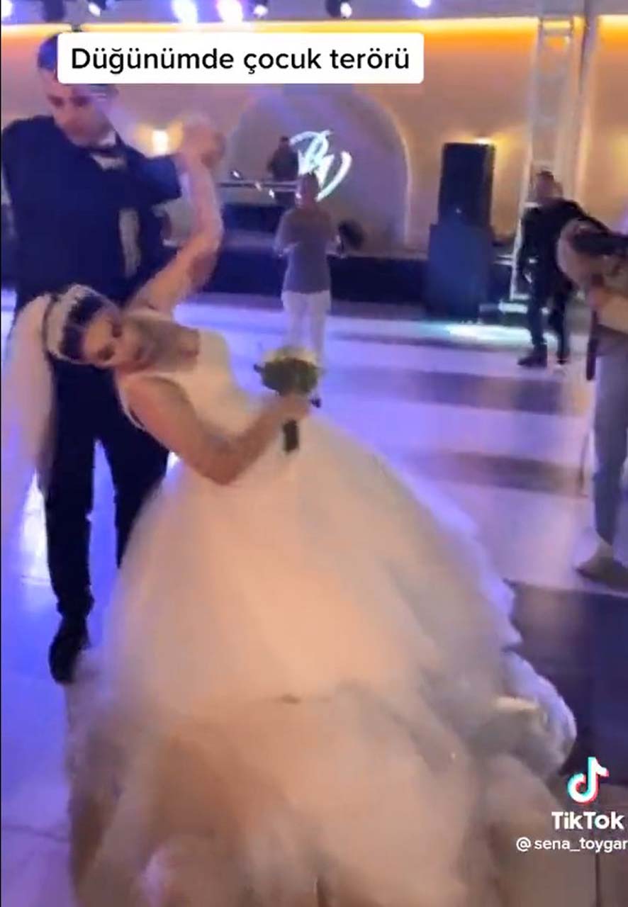 Milyonlarca kez izlendi! Gelini duvağından çekerek düşüren çocuk, sosyal medyayı salladı!