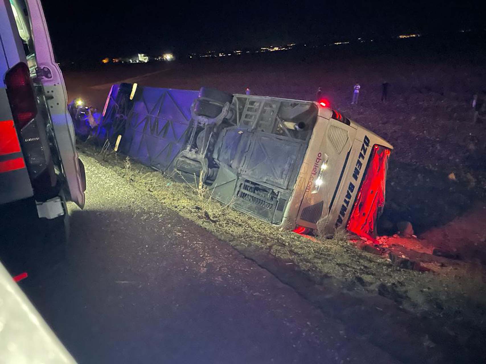 Şanlıurfa Suruç'ta yürekler ağza geldi! Yolcu otobüsü devrildi: Çok sayıda yaralı var