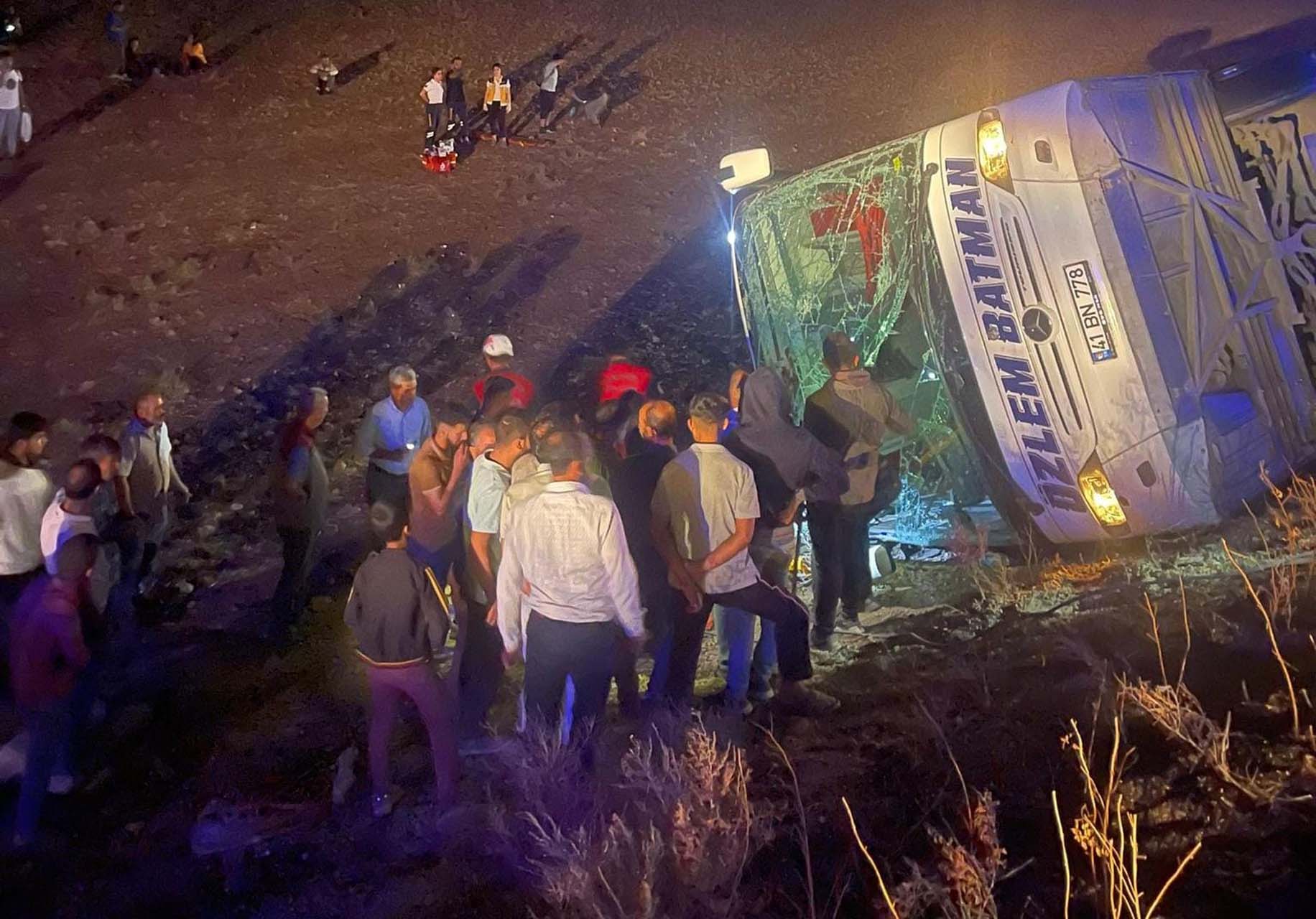 Şanlıurfa Suruç'ta yürekler ağza geldi! Yolcu otobüsü devrildi: Çok sayıda yaralı var