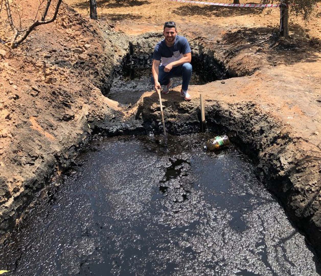 Tarlasında çıkan yangın hayatını değiştirdi! Bulunan petrol için 50 milyon liralık teklif aldı!