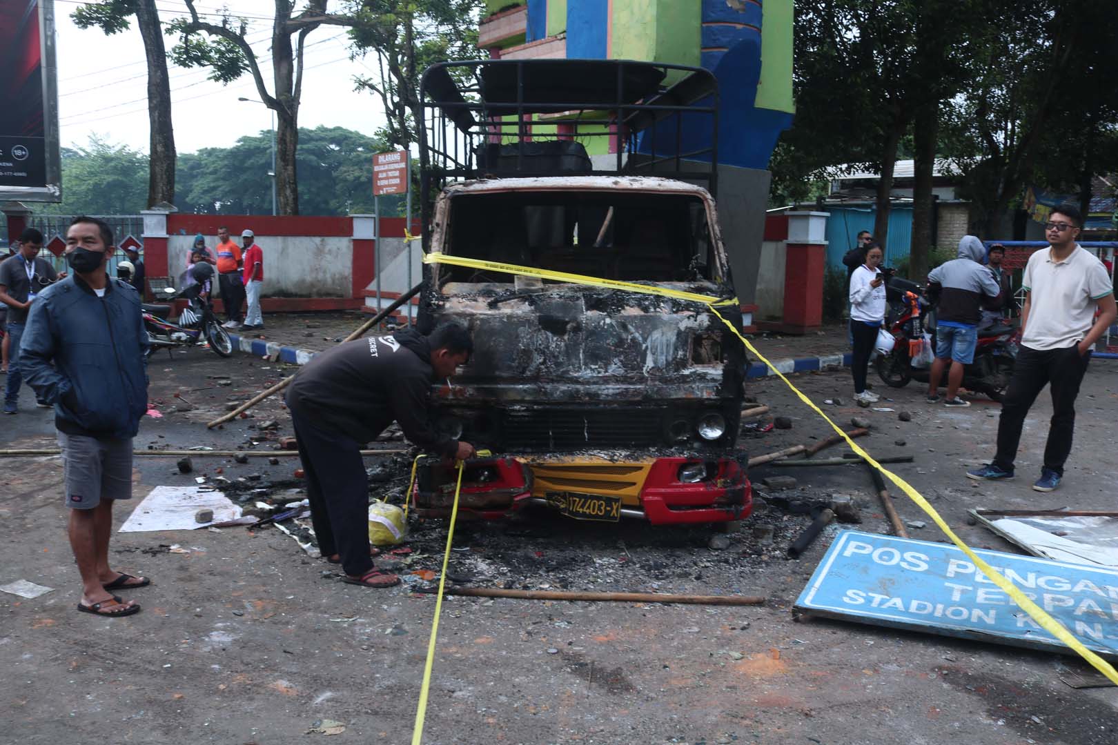 Endonezya'da futbol maçında izdiham! Yüzlerce ölü ve yaralı var!