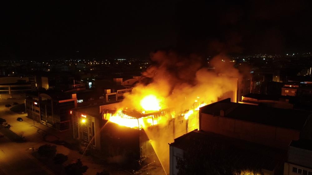 Bursa'da et deposunda kokutan yangın! Her yere küle döndü!