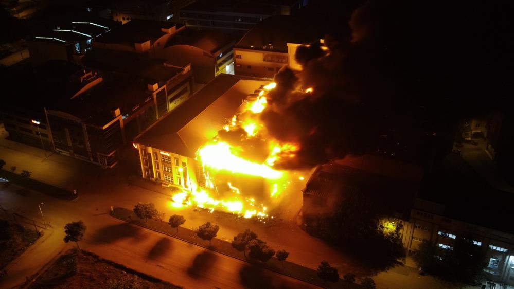 Bursa'da et deposunda kokutan yangın! Her yere küle döndü!