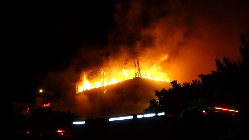 Bursa'da et deposunda kokutan yangın! Her yere küle döndü!