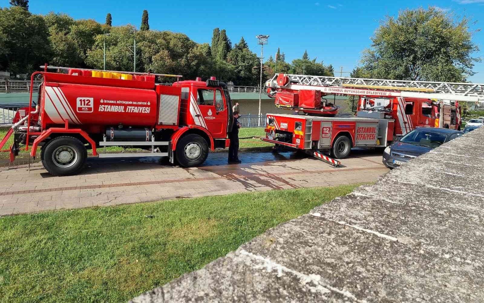 İstanbul Fatih'te tarihi surlardaki kule alevlere teslim oldu!