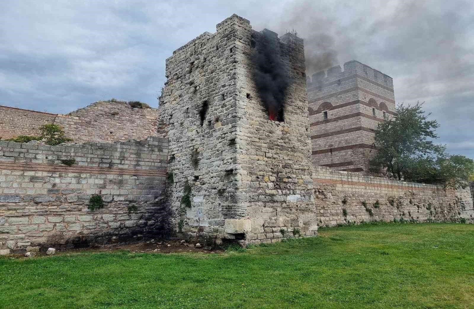 İstanbul Fatih'te tarihi surlardaki kule alevlere teslim oldu!