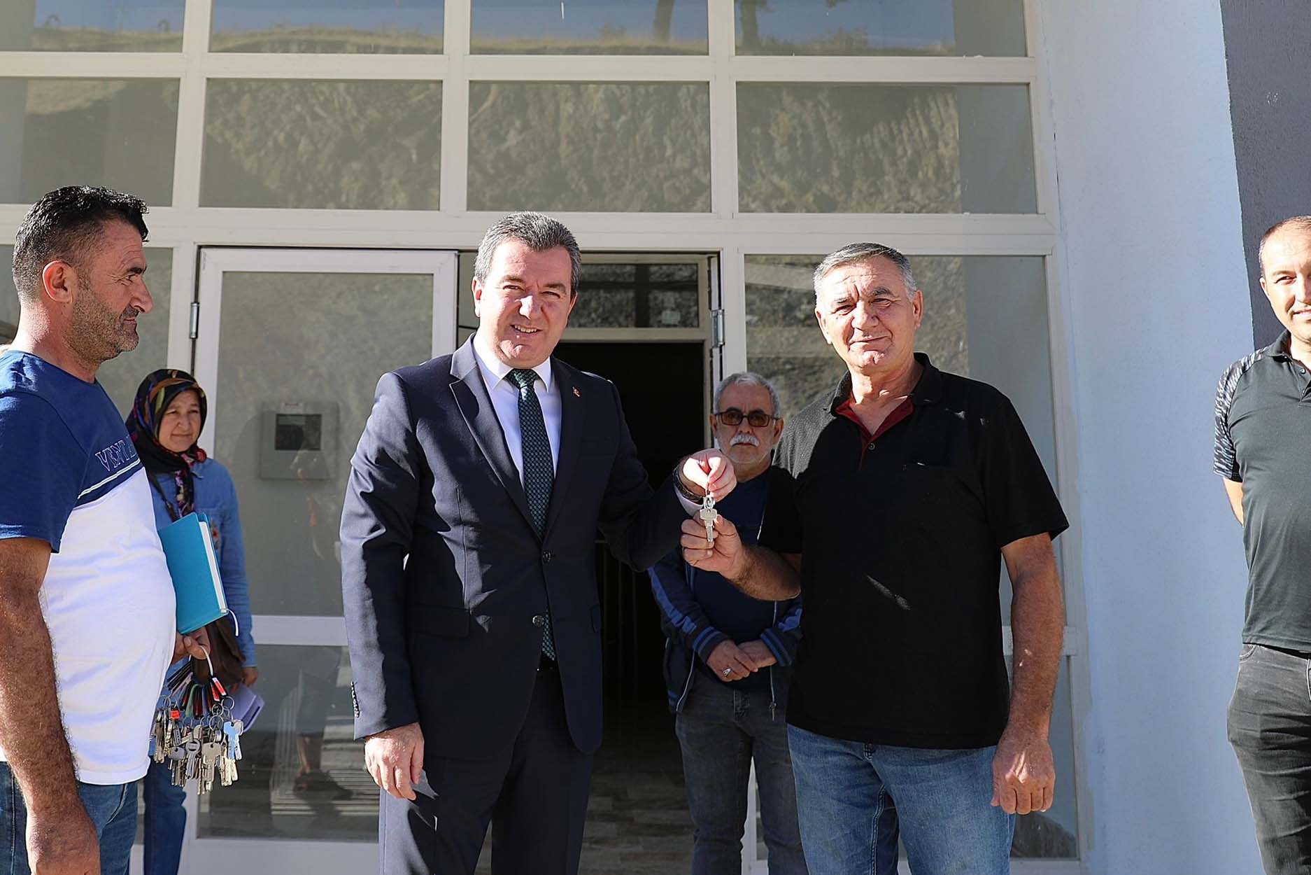 Bergama TOKİ konutlarında anahtar teslimi başladı