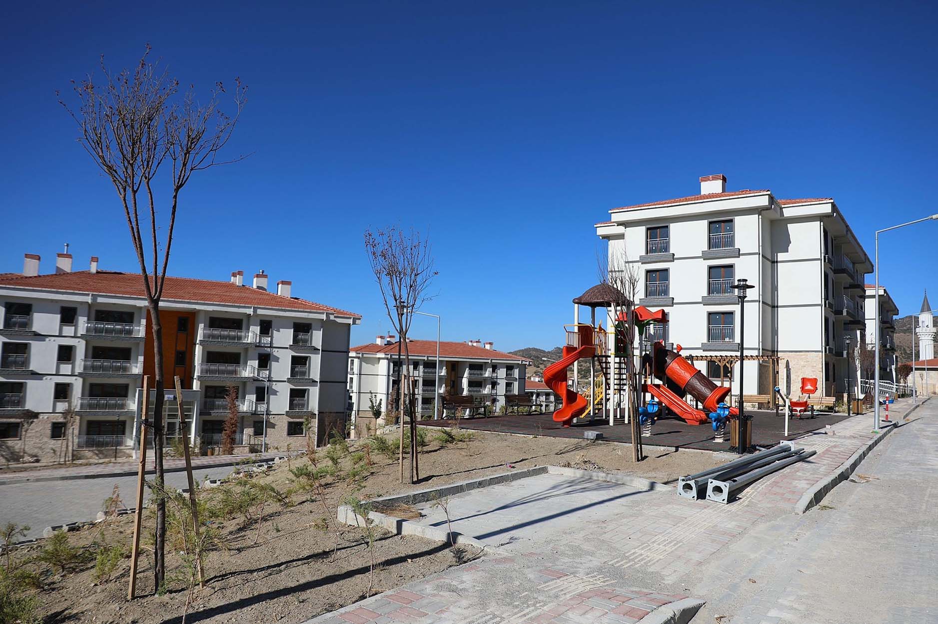 Bergama TOKİ konutlarında anahtar teslimi başladı