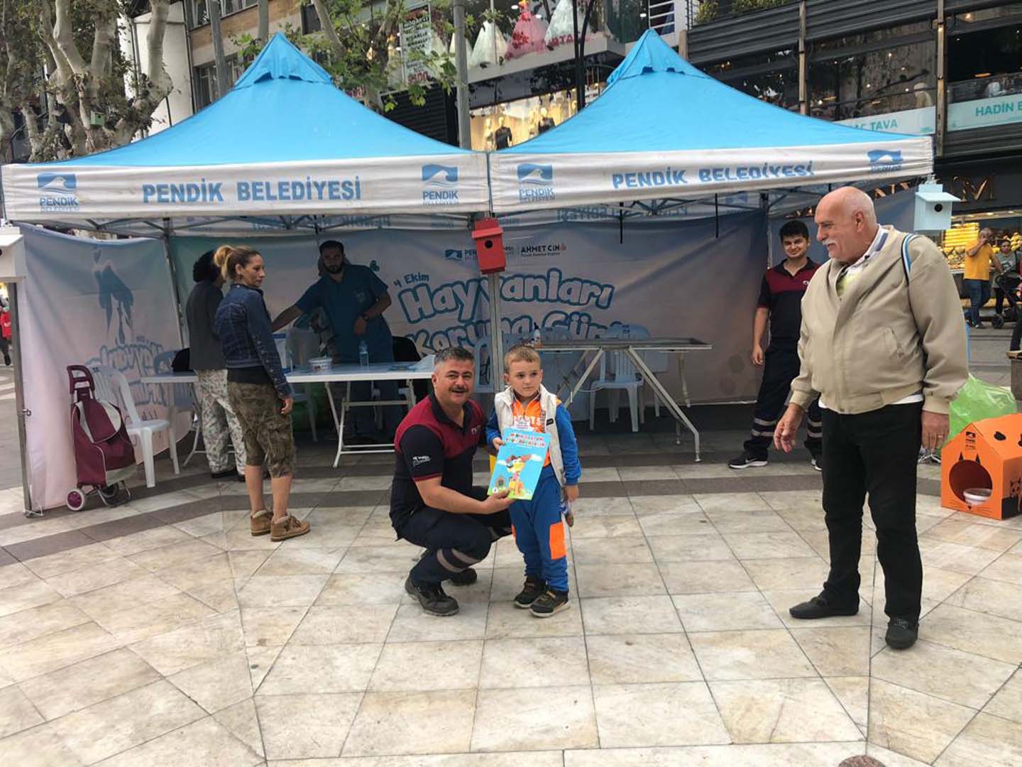 Pendik'te Hayvanları Koruma Günü etkinliği! Çocuklar Satın almayın sahiplenin mesajı verdi!