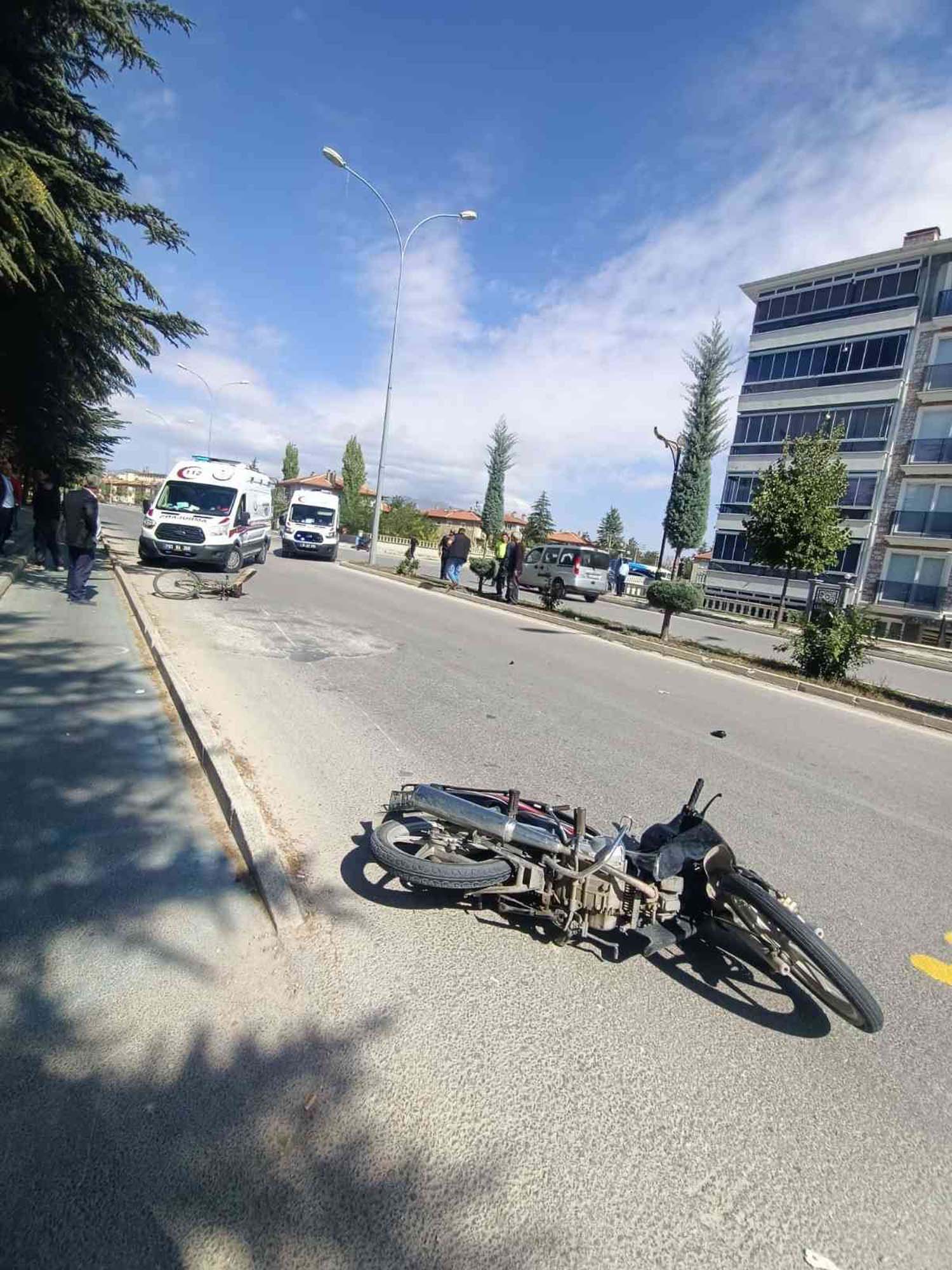 Motosikletle çarpışan bisiklet sürücüsü yaralandı