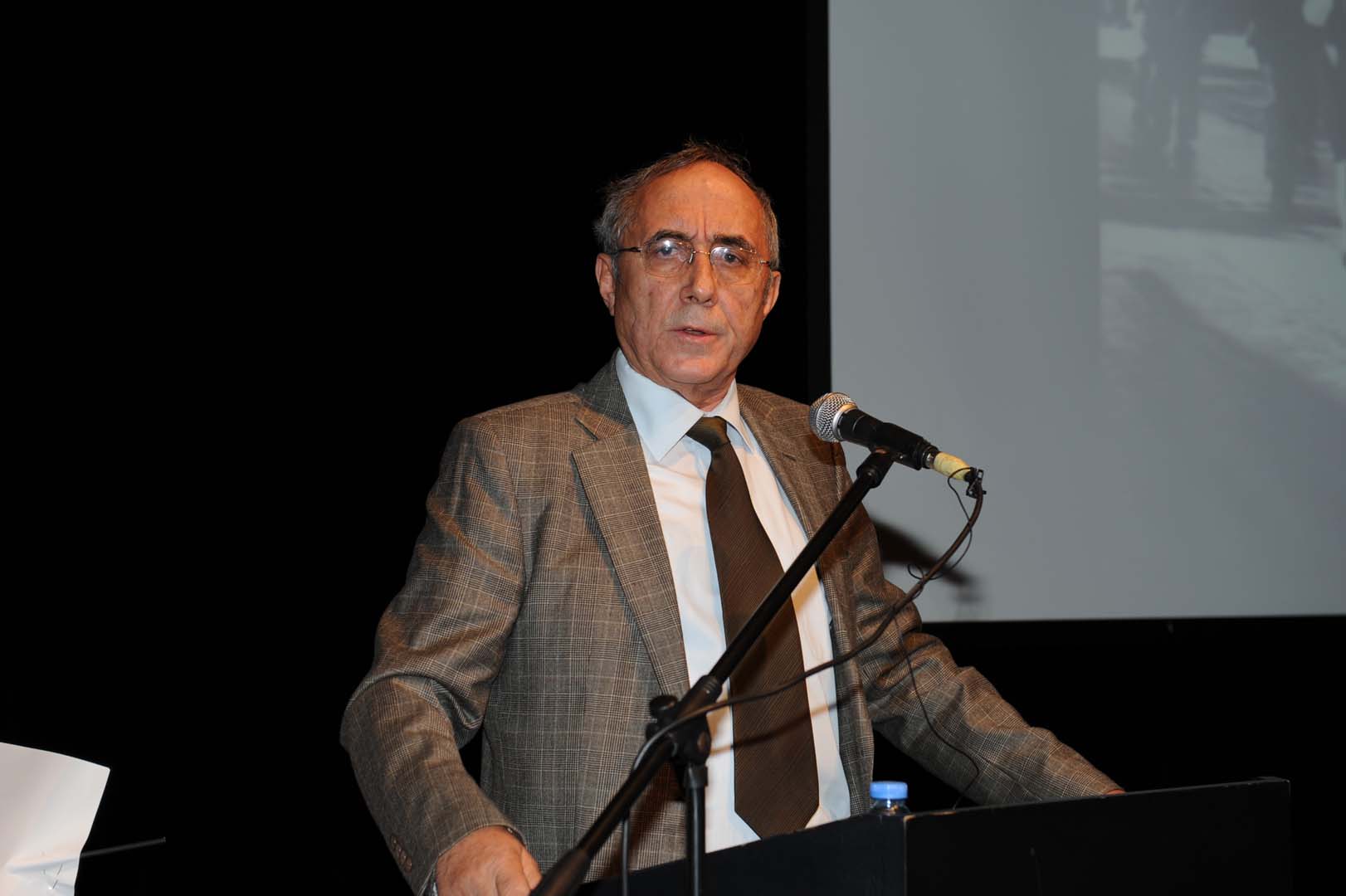 Şair Ataol Behramoğlu'ndan başörtüsü konusuna skandal sözler! Birçok kadın türbanı kendiliğinden çıkaracak