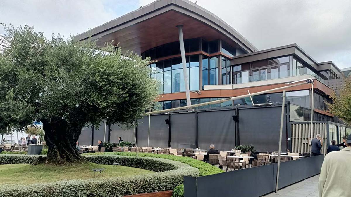 AVM'de çıkan tartışmada silahlar konuştu, 2 kişi vurularak yaralandı!