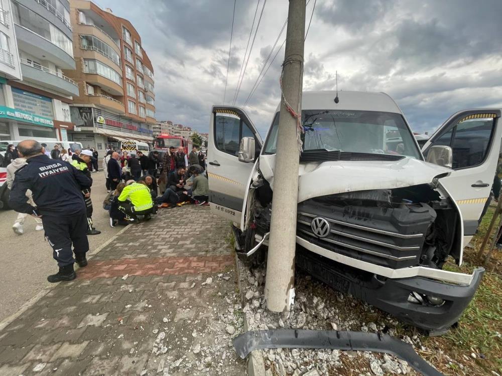 Bursa'da dehşete düşüren servis kazası! Yaralılar var
