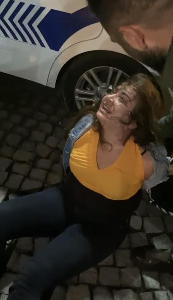 İstanbul'da alkollü kadın sürücüden pes dedirten görüntüler! Polise küfür edip tekme attı!