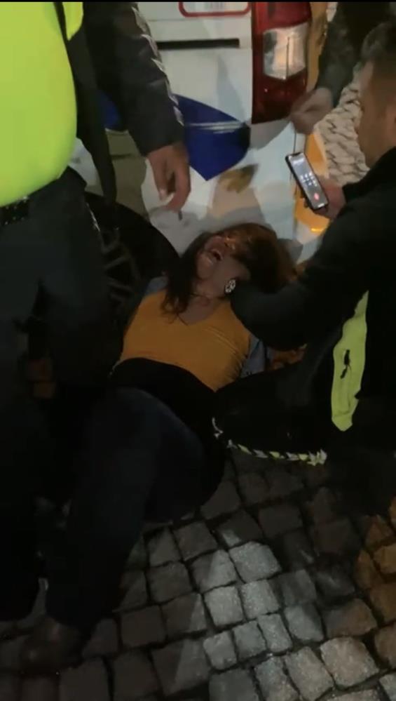 İstanbul'da alkollü kadın sürücüden pes dedirten görüntüler! Polise küfür edip tekme attı!