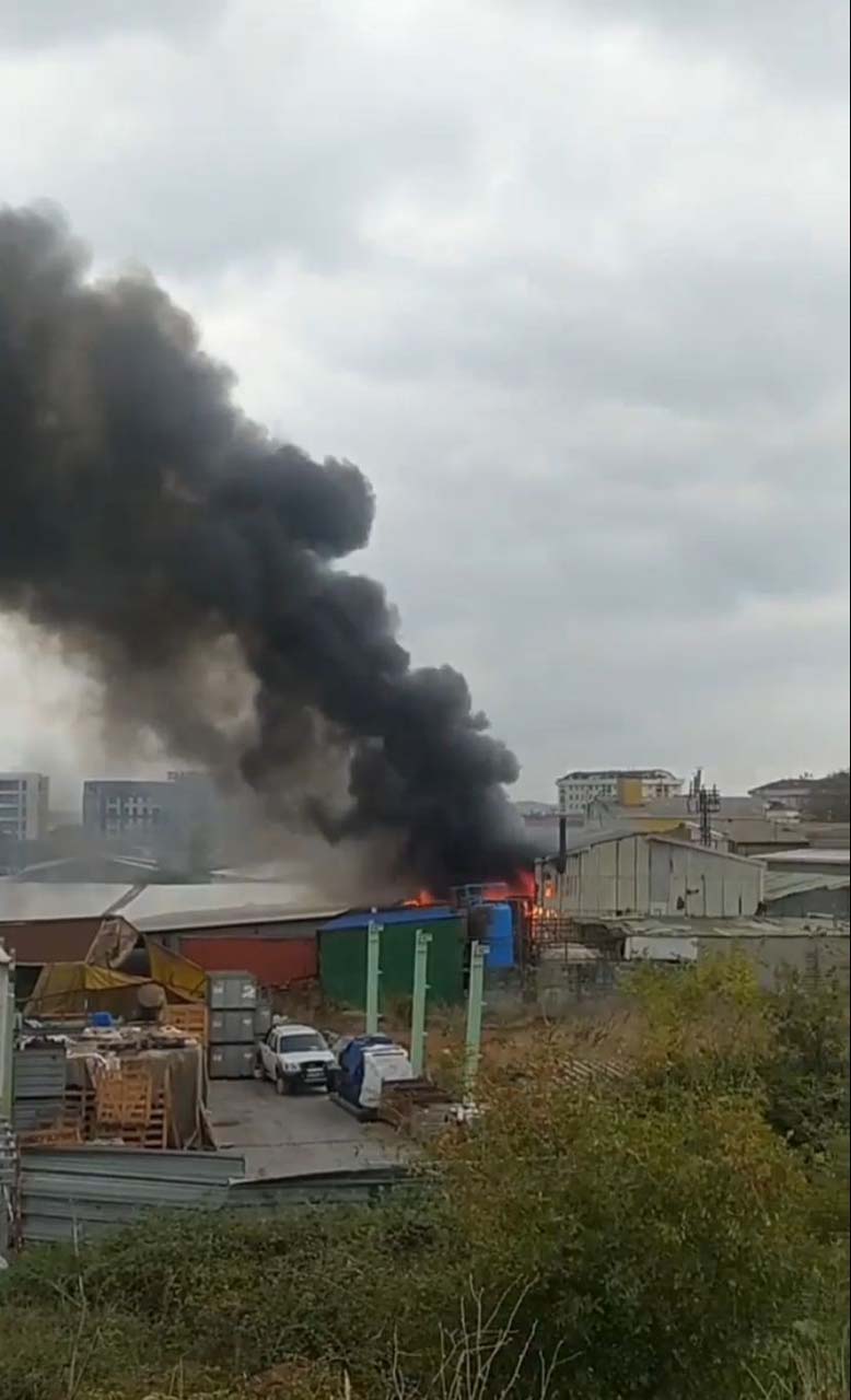 İstanbul Pendik'te korku dolu anlar! Atık geri dönüşüm fabrikasında yangın çıktı, mahalleli sokağa döküldü