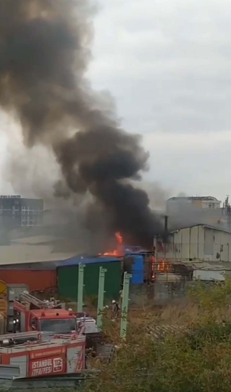 İstanbul Pendik'te korku dolu anlar! Atık geri dönüşüm fabrikasında yangın çıktı, mahalleli sokağa döküldü
