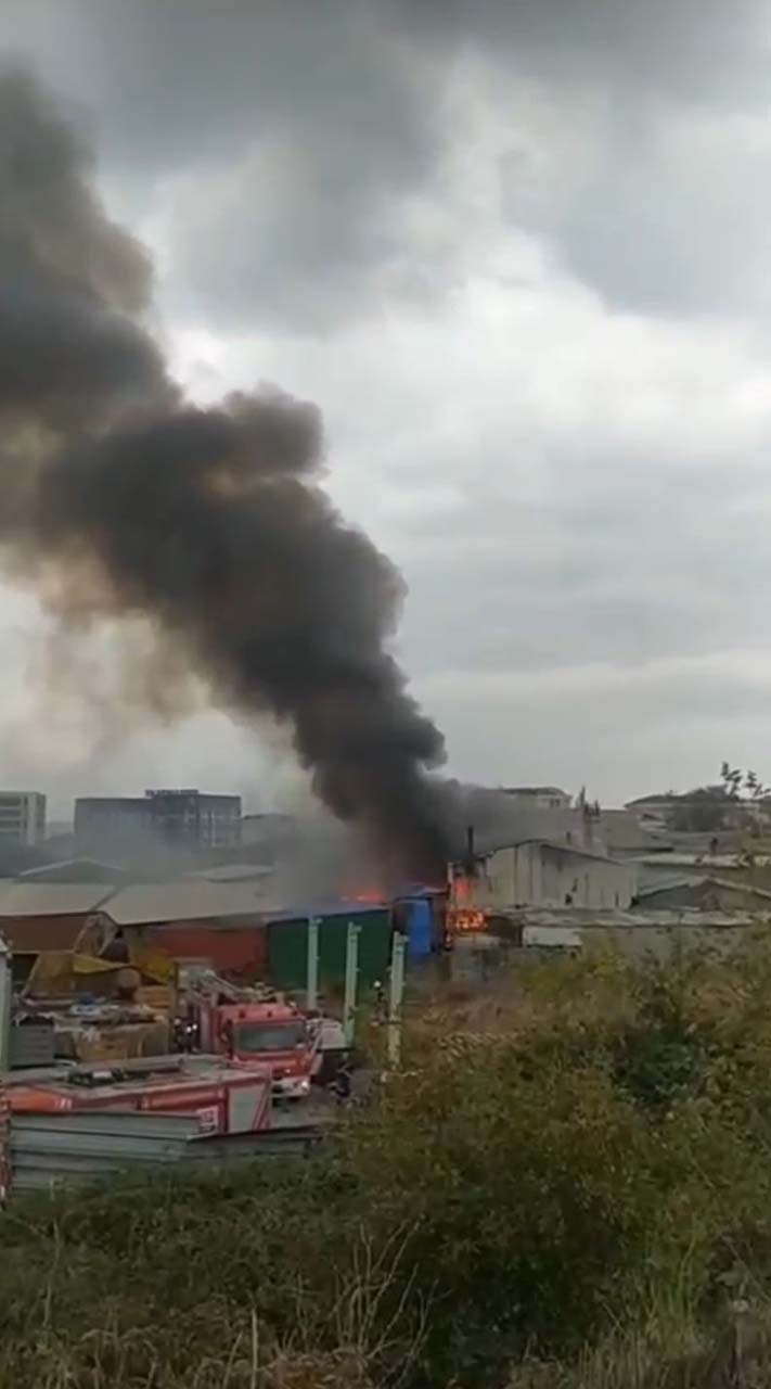 İstanbul Pendik'te korku dolu anlar! Atık geri dönüşüm fabrikasında yangın çıktı, mahalleli sokağa döküldü