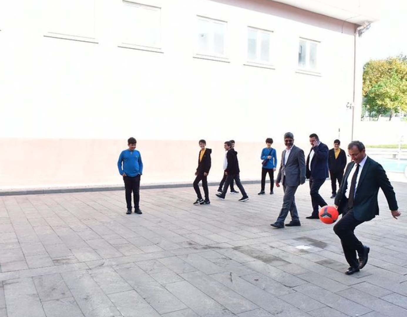 Belediye Başkanı Ahmet Cin'den futbol şov! Hareketleri ile büyük beğeni topladı!