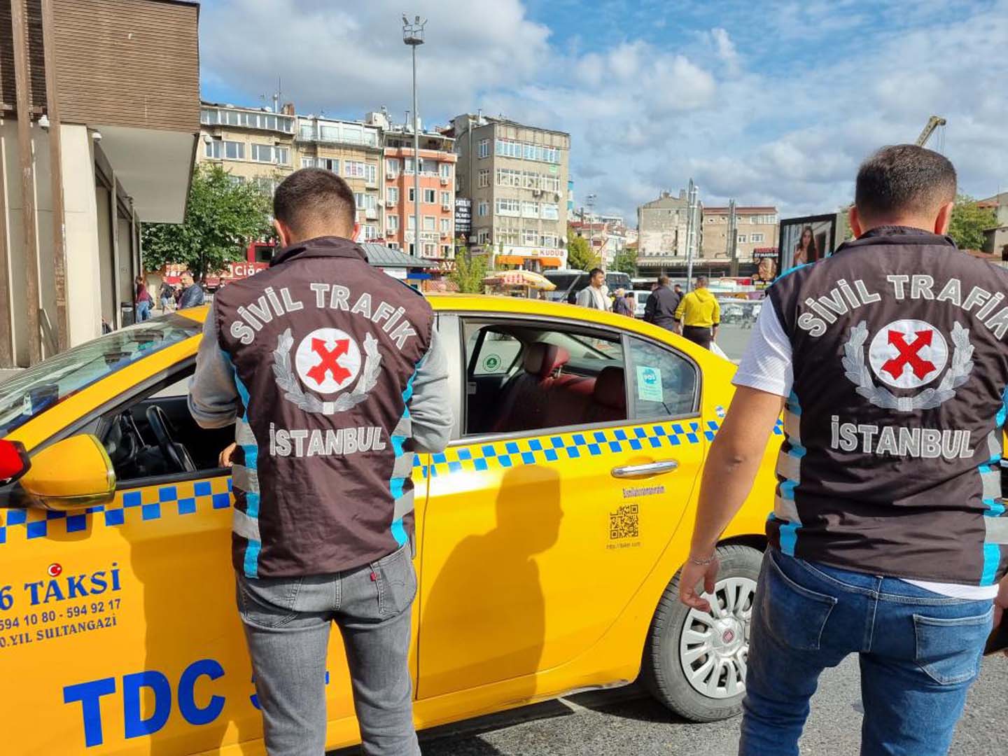 Öfkeli taksici ortalığı birbirine kattı! Kendisine soru soran gazetecilere küfürler yağdırdı!