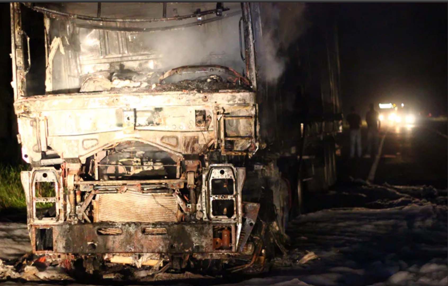 Pakistan’da seyir halinde otobüs alev alev yandı: 10 ölü, 20 yaralı