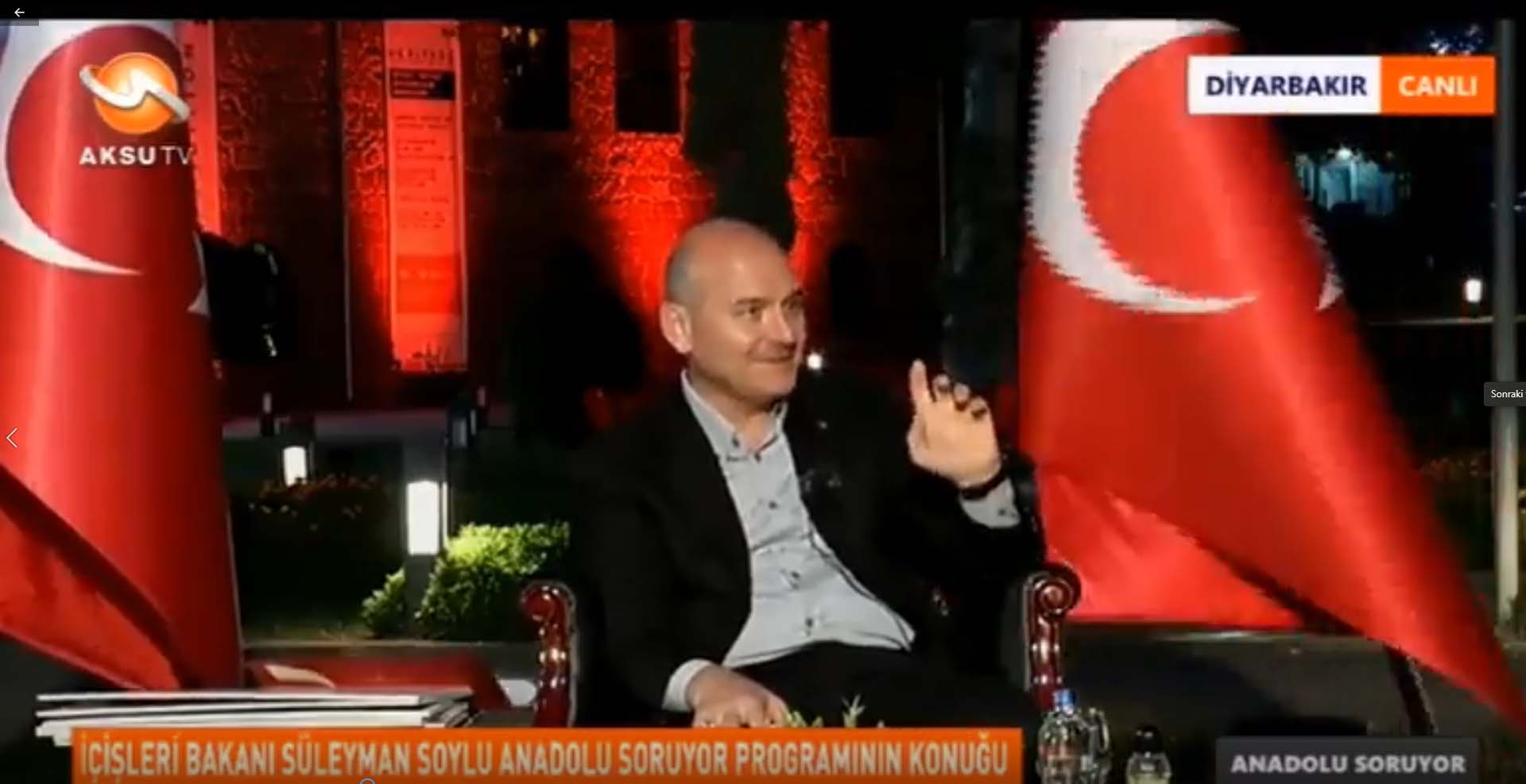 Canlı yayında korkutan anlar! Bakan Soylu'nun üzerine bayrak devrildi 