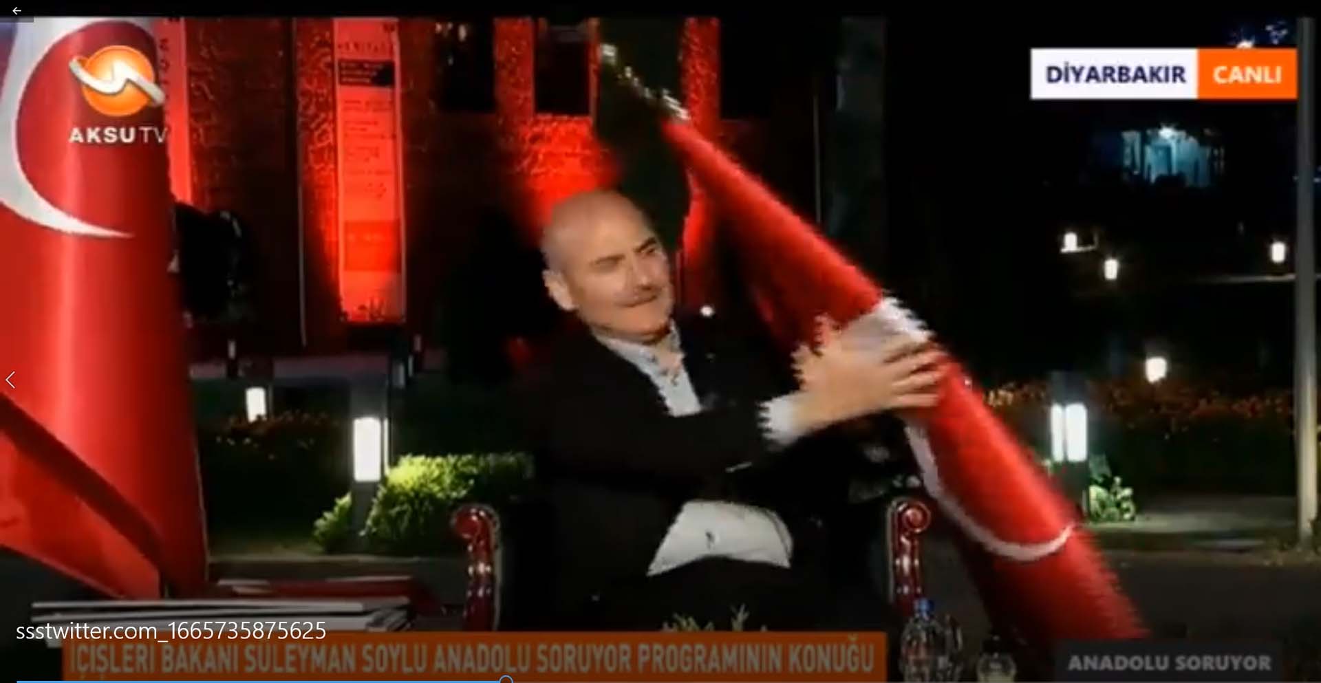 Canlı yayında korkutan anlar! Bakan Soylu'nun üzerine bayrak devrildi 