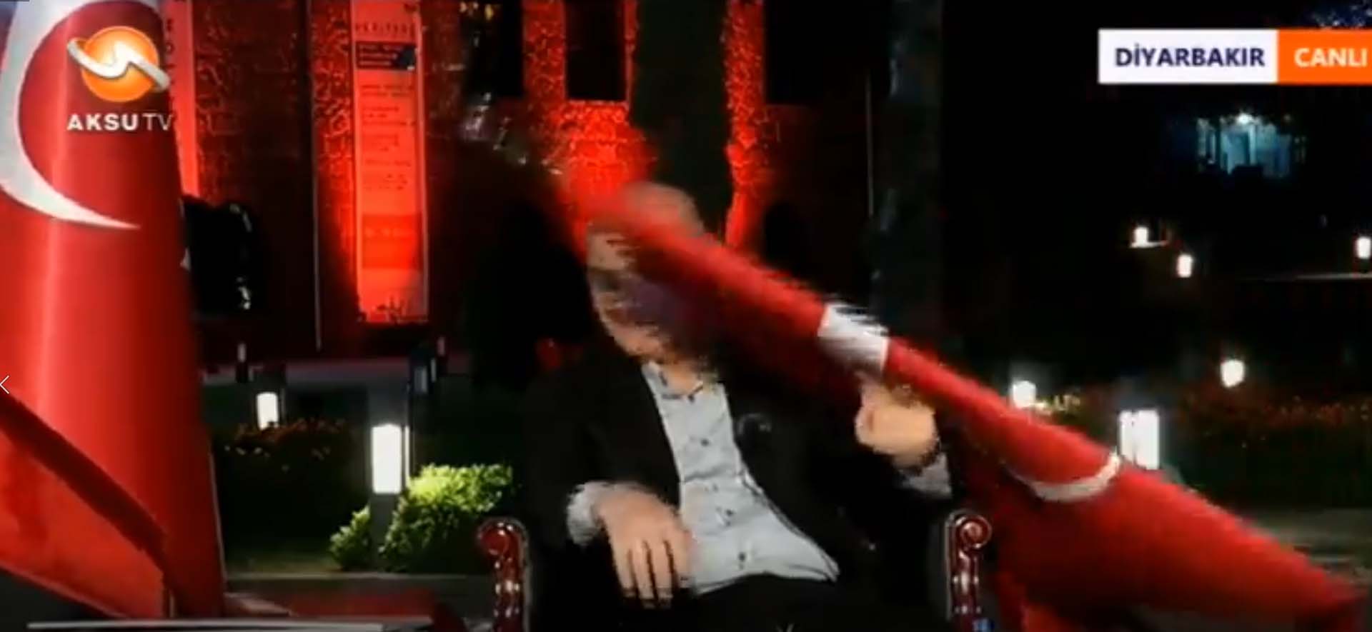 Canlı yayında korkutan anlar! Bakan Soylu'nun üzerine bayrak devrildi 
