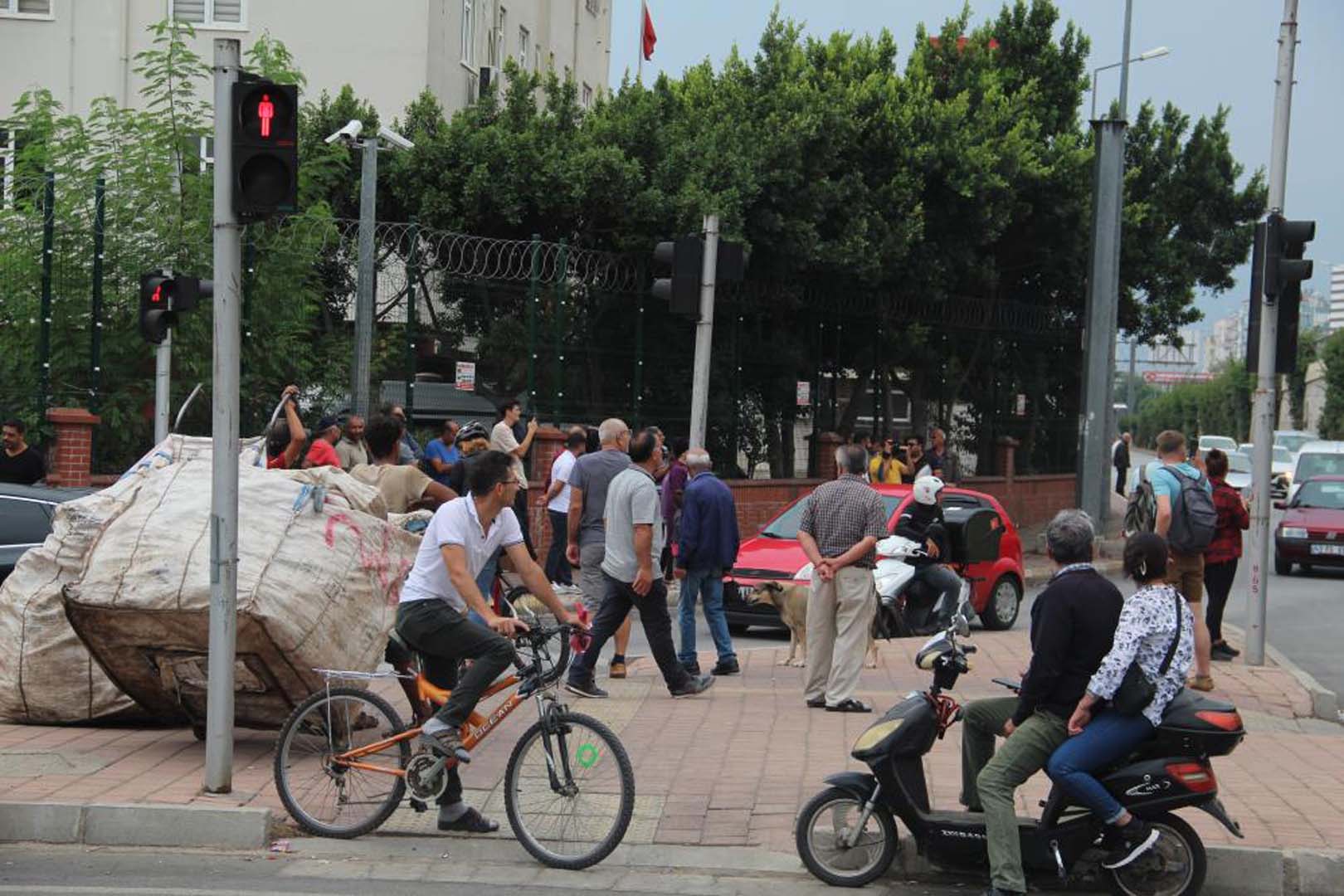 Antalya'da pes dedirten görüntüler! İntihara teşebbüs eden vatandaşı film izler gibi izlediler!