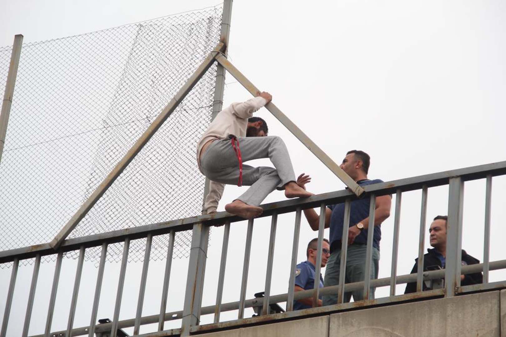 Antalya'da pes dedirten görüntüler! İntihara teşebbüs eden vatandaşı film izler gibi izlediler!