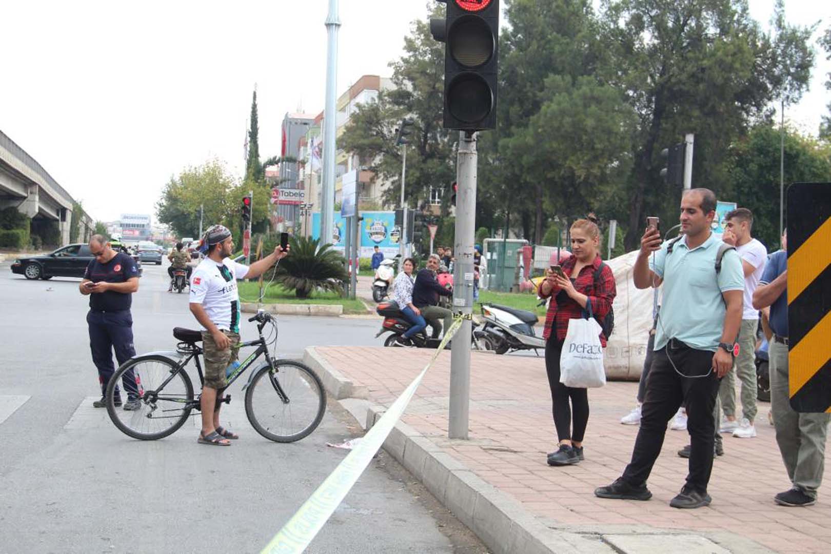 Antalya'da pes dedirten görüntüler! İntihara teşebbüs eden vatandaşı film izler gibi izlediler!