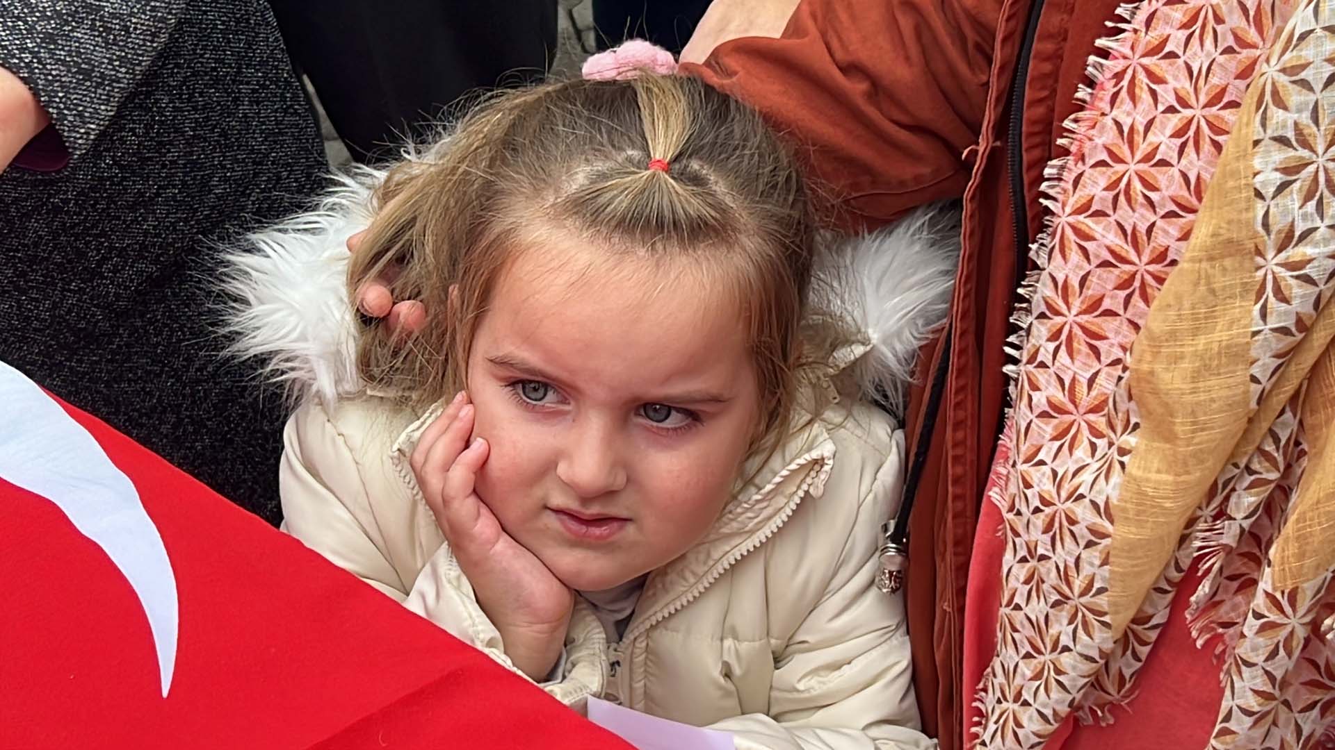 İzleyenlerin içi parçalandı! Maden faciasında ölen babasının fotoğrafını annesine gösterdi: Anne bak, babam burada