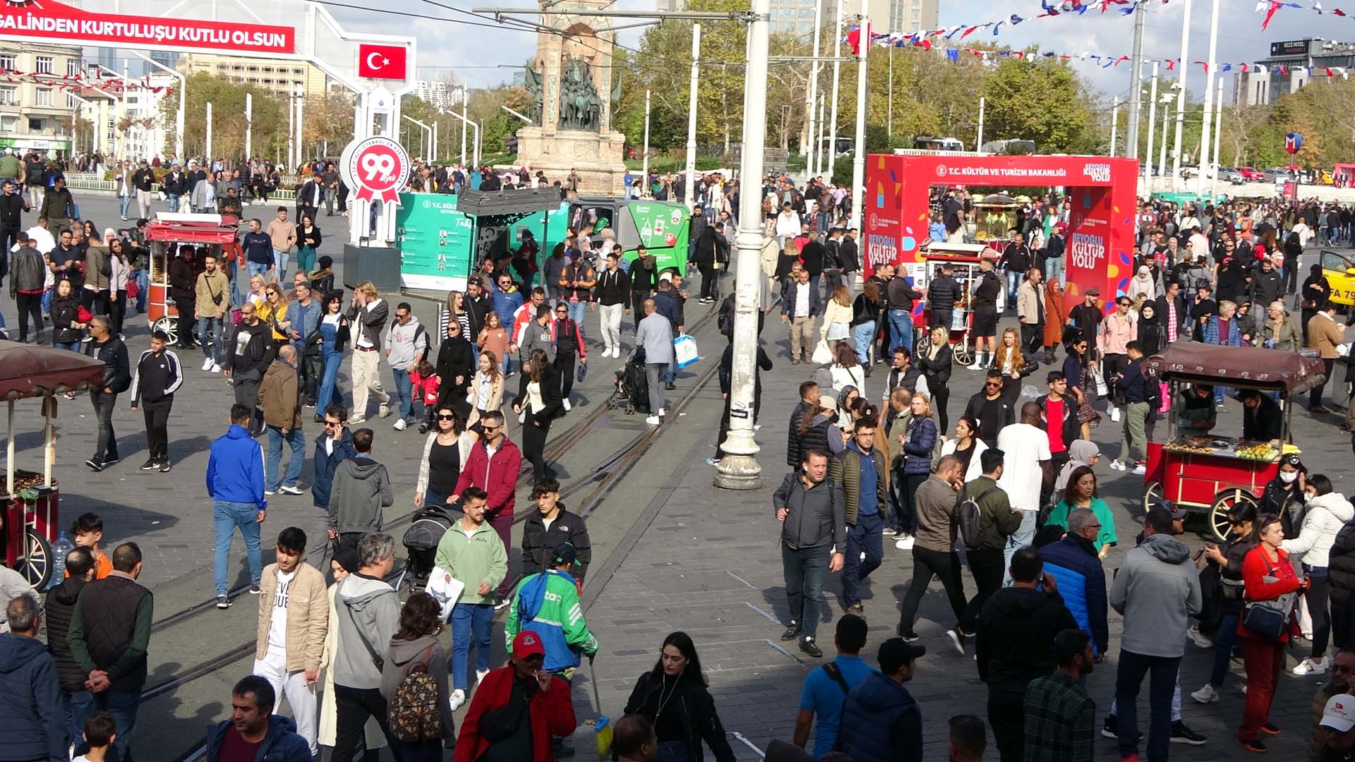 Güzel havayı fırsat bulanlar Taksim'e akın etti! İstiklal Caddesi'nde iğne atsan yere düşmedi