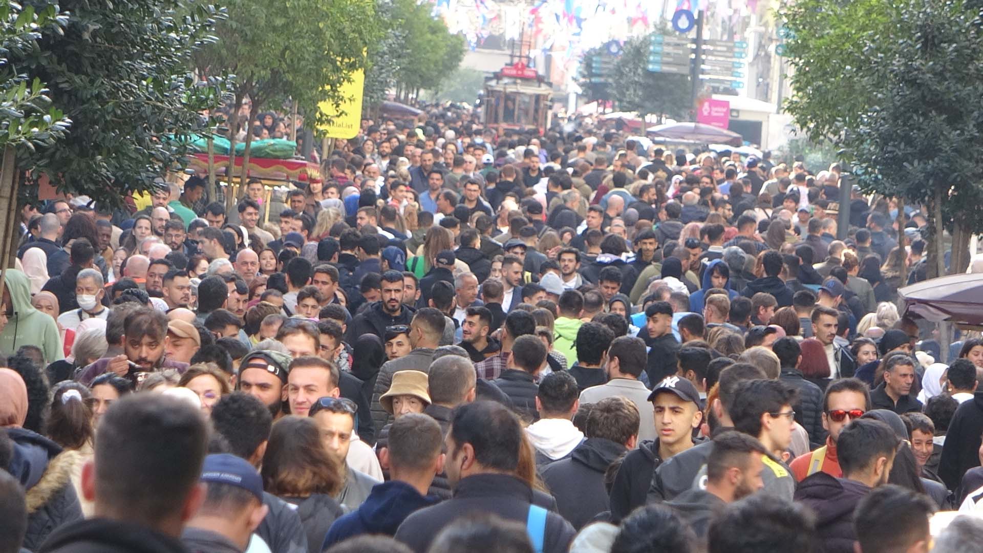 Güzel havayı fırsat bulanlar Taksim'e akın etti! İstiklal Caddesi'nde iğne atsan yere düşmedi