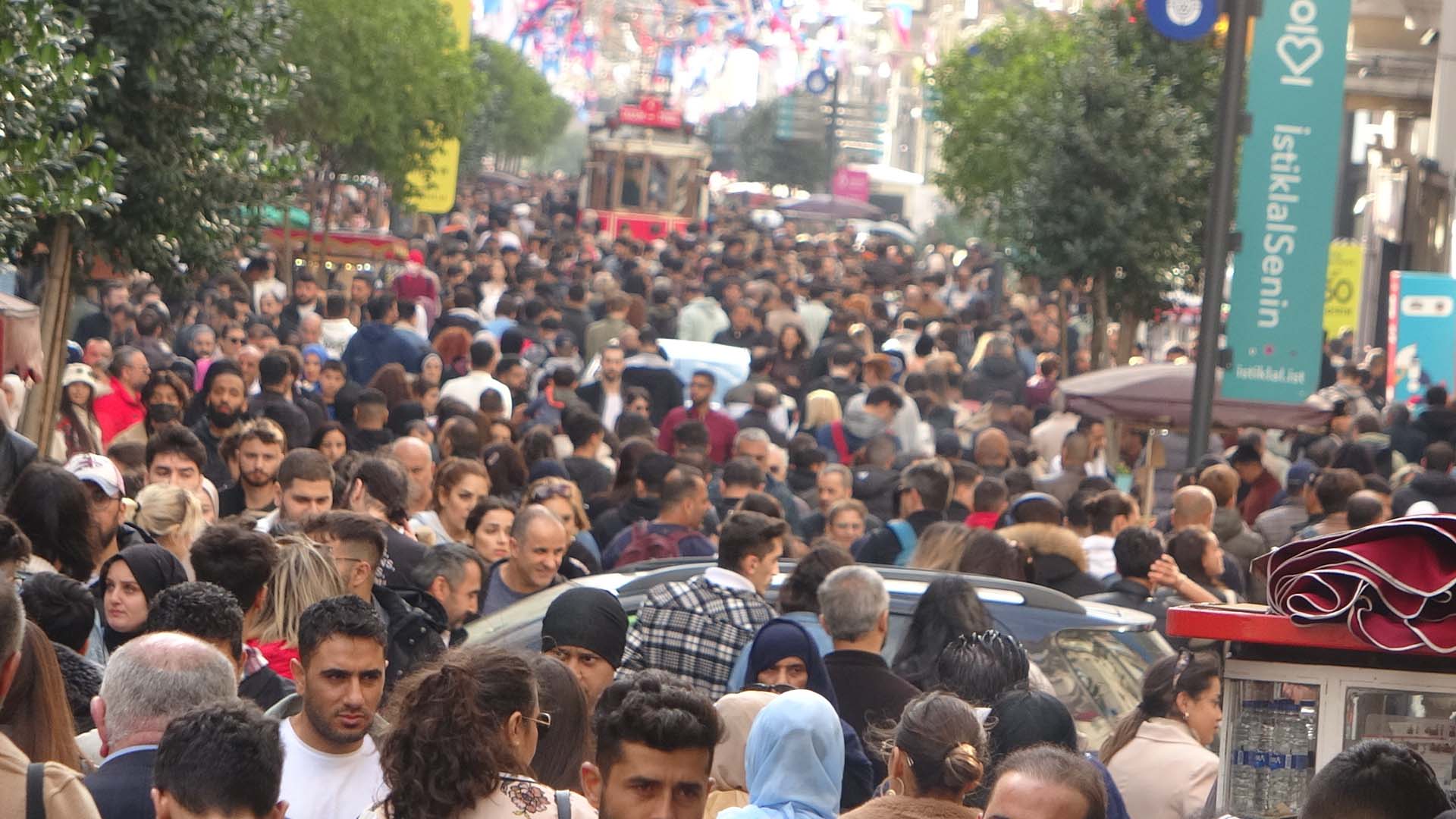 Güzel havayı fırsat bulanlar Taksim'e akın etti! İstiklal Caddesi'nde iğne atsan yere düşmedi